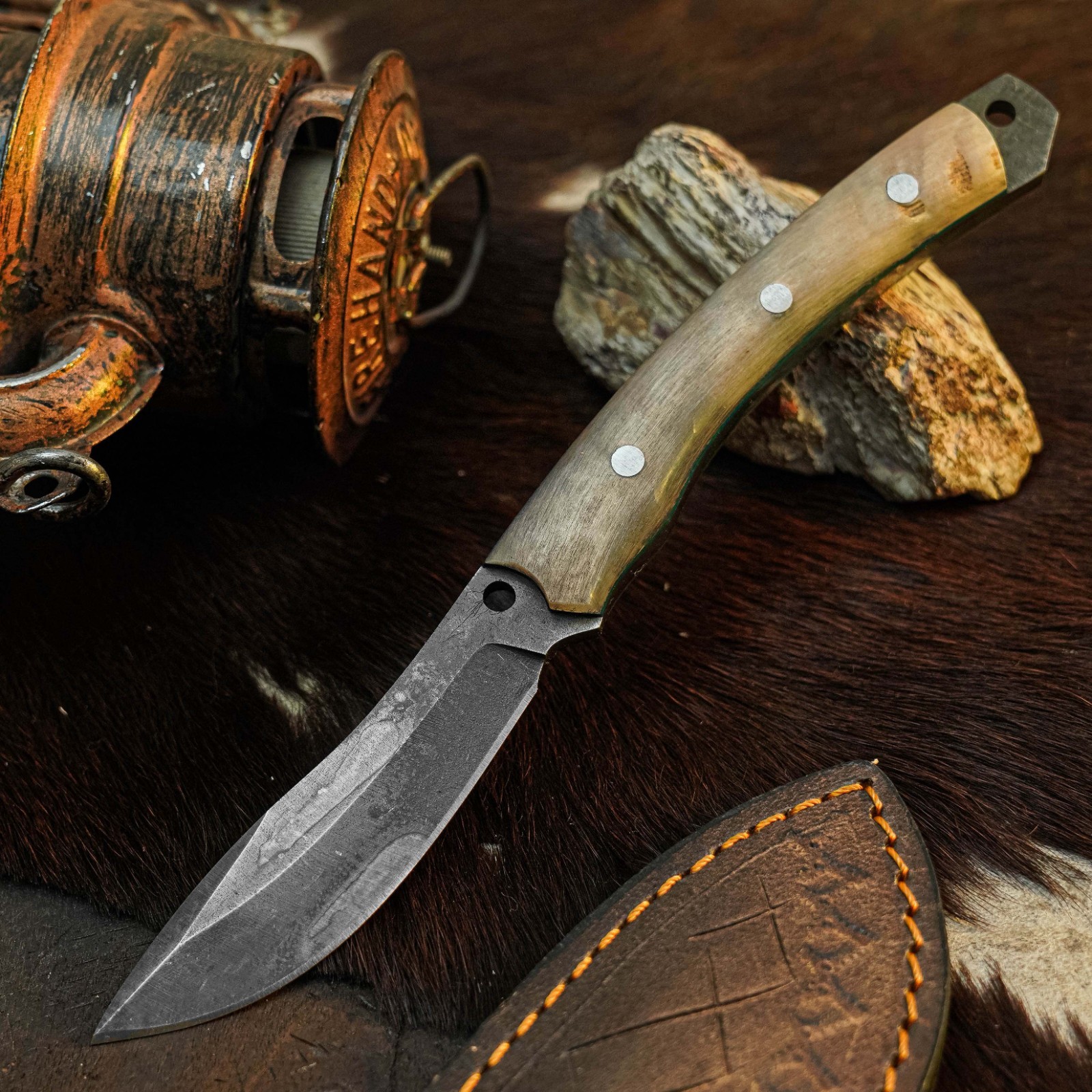 7.7″ Clip Point Knife Damascus Steel Hunting EDC Full Tang Blade Ram Horn Handle