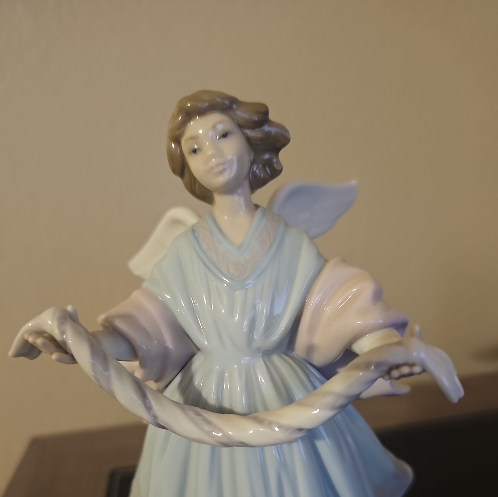 LLADRO #6125 Joyful Offering