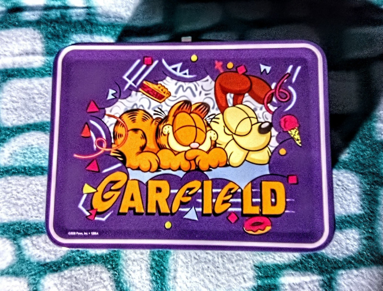 GARFIELD MINI METAL LUNCH BOX 5 1/2″ W X 4″ L X 2 1/2 D ( NEW )