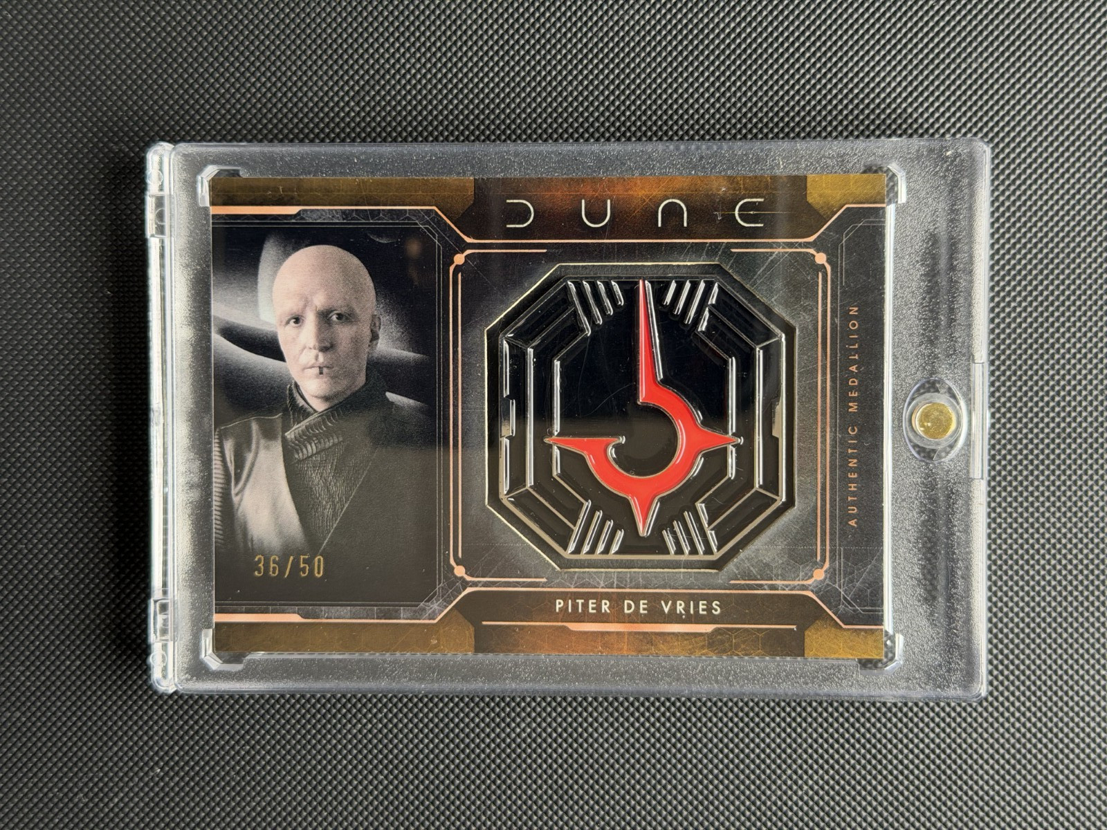 2024 Topps Chrome Dune – Medallion Card Gold Refractor /50 – Piter De Vries