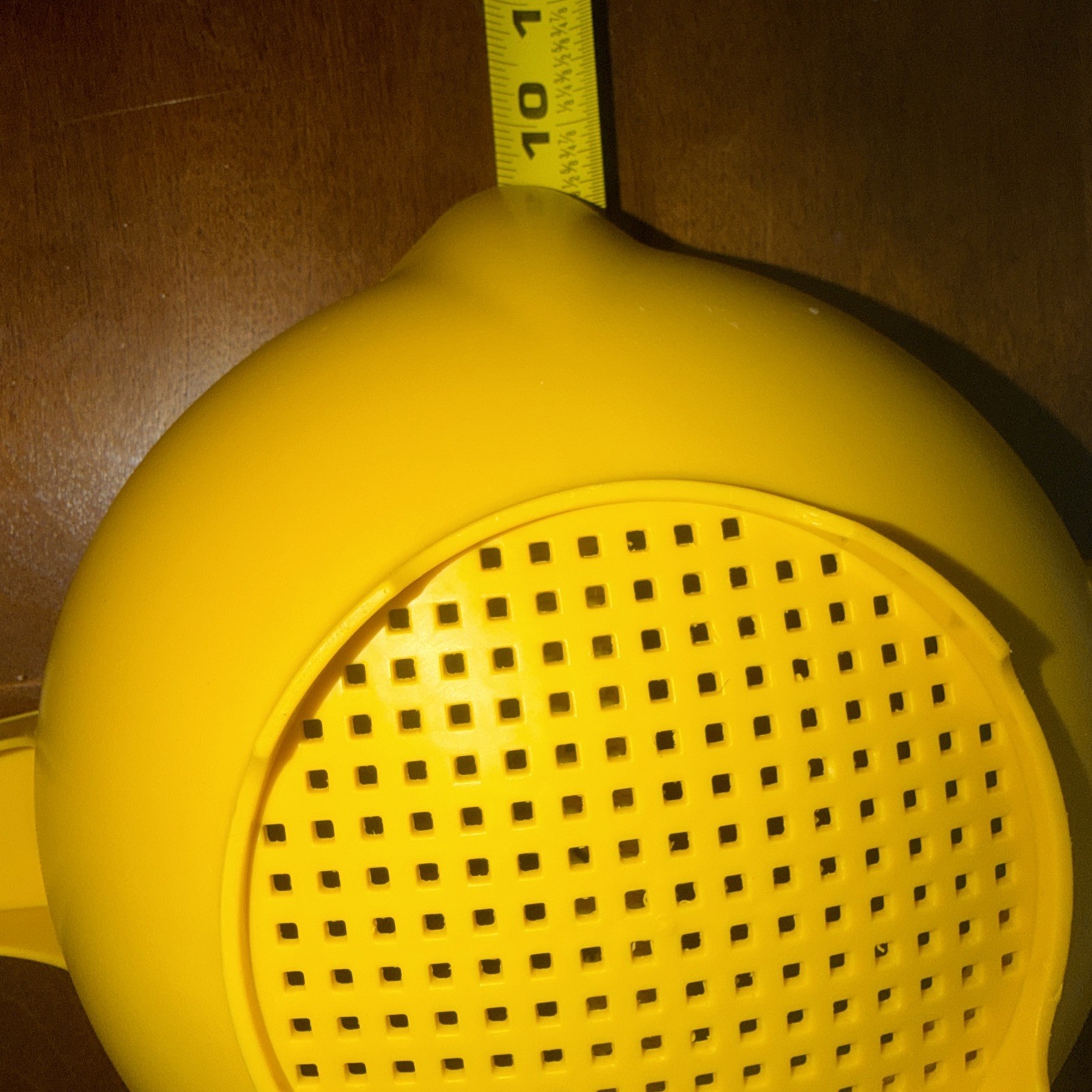 Tupperware #1523 Large 2 Quart Yellow Colander Strainer Handle 2 spouts Vintage