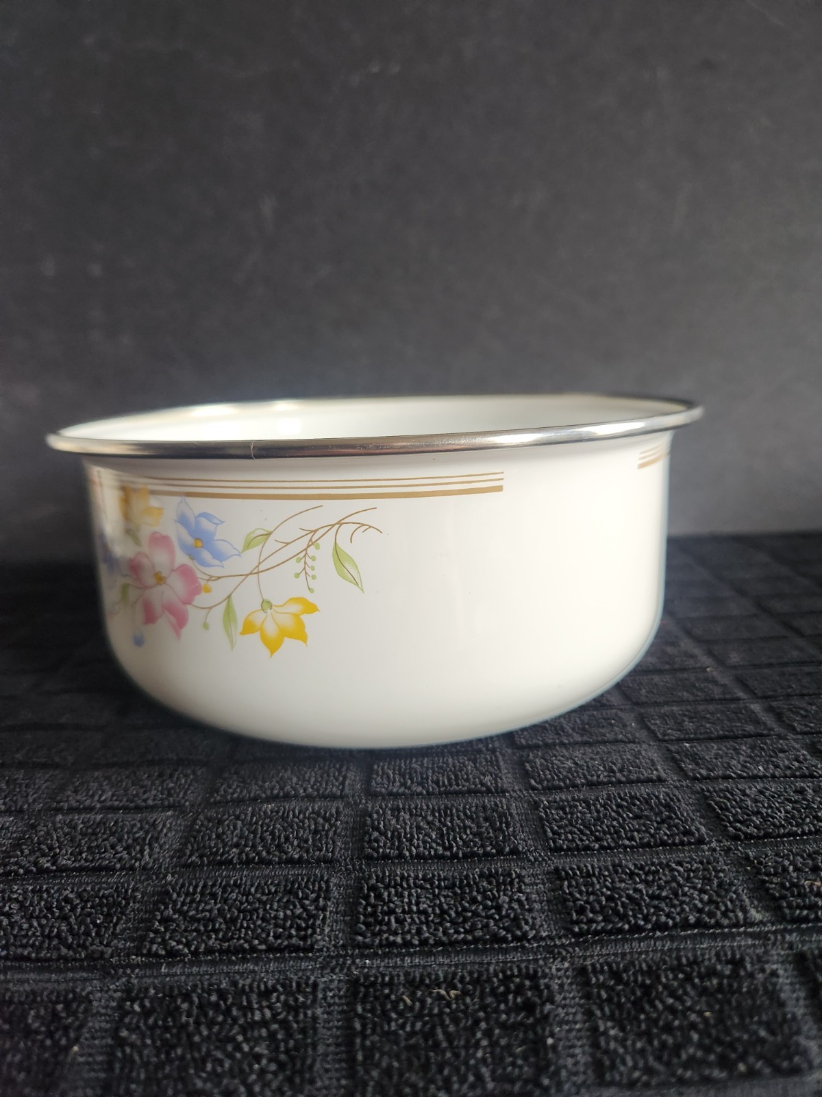 2 Enamelware Nesting Bowls with Multicolored Floral Pattern • 6¾” & 5¾” Diameter