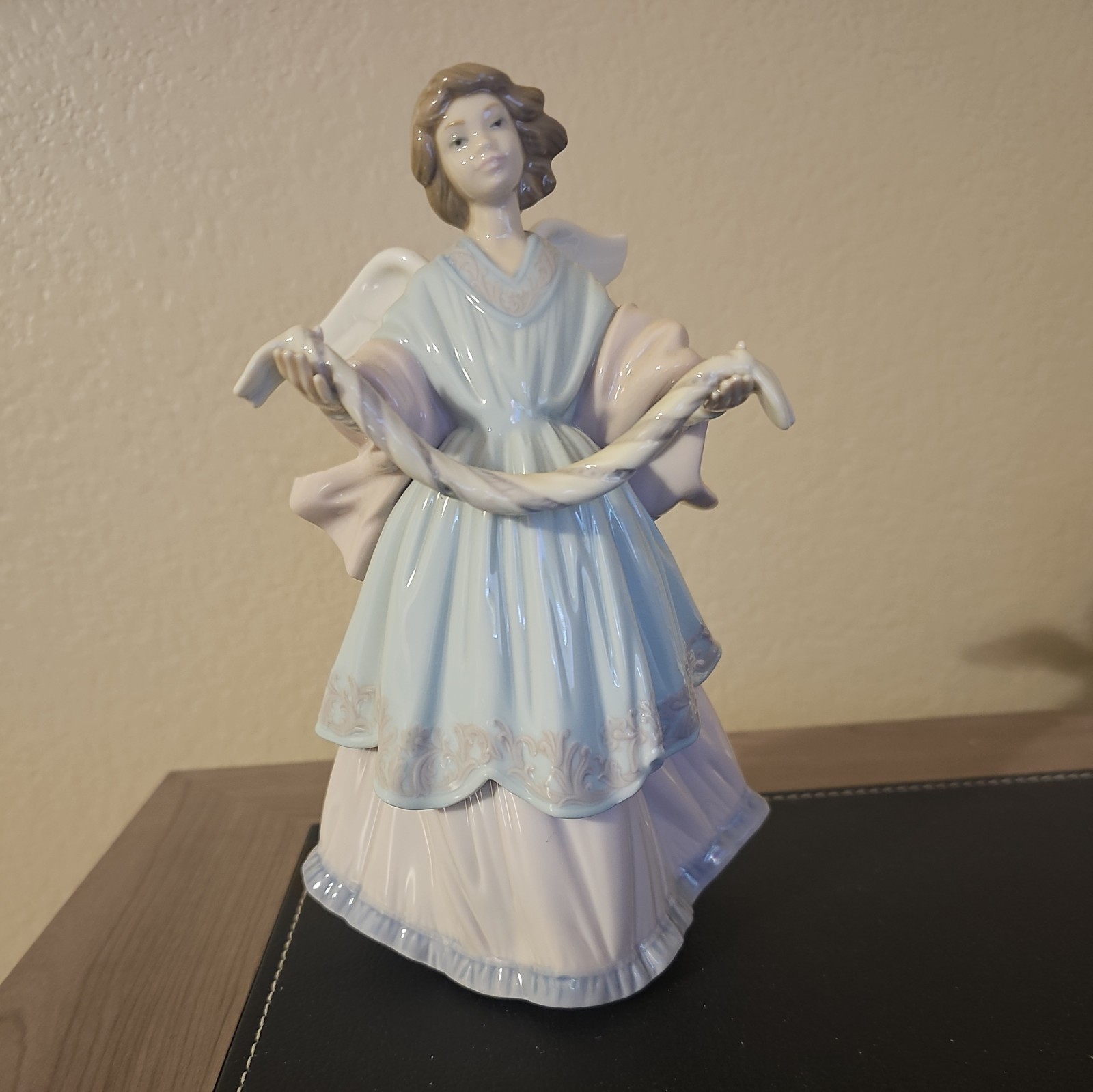 LLADRO #6125 Joyful Offering