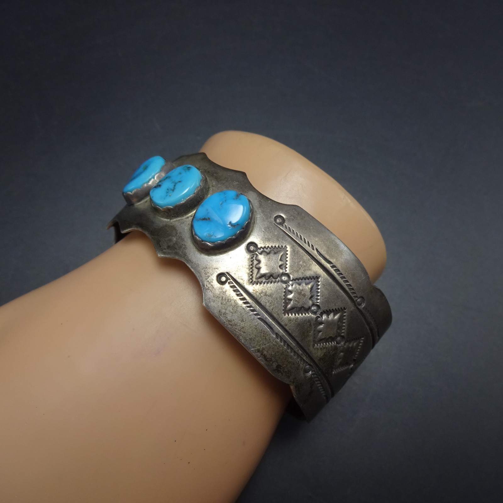 Signed Vintage NAVAJO Sterling Silver BLUE KINGMAN TURQUOISE Cuff BRACELET