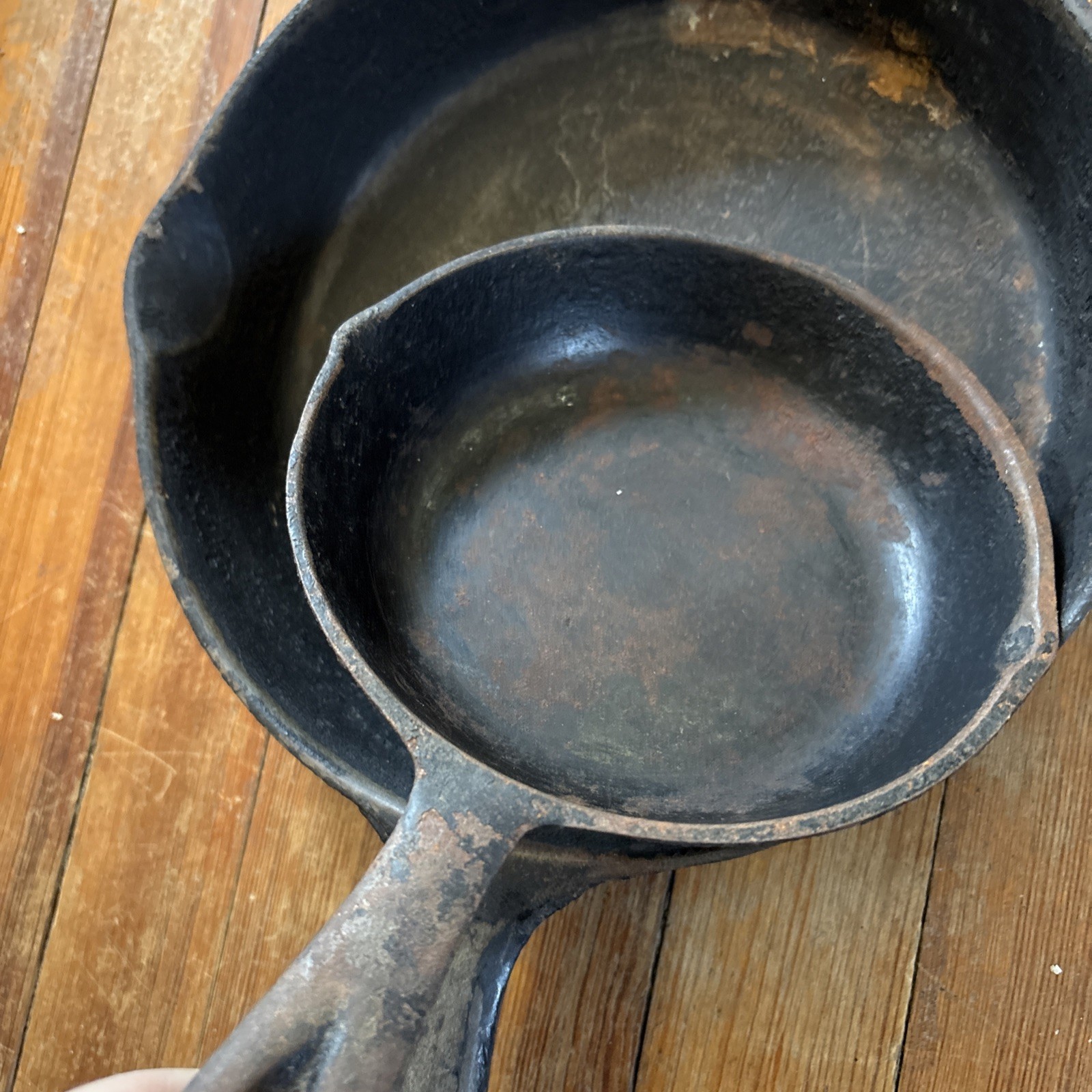 Lot of Two Vintage Cast Iron Unbranded Frying Pan/Skillets 10.5”/6.5″