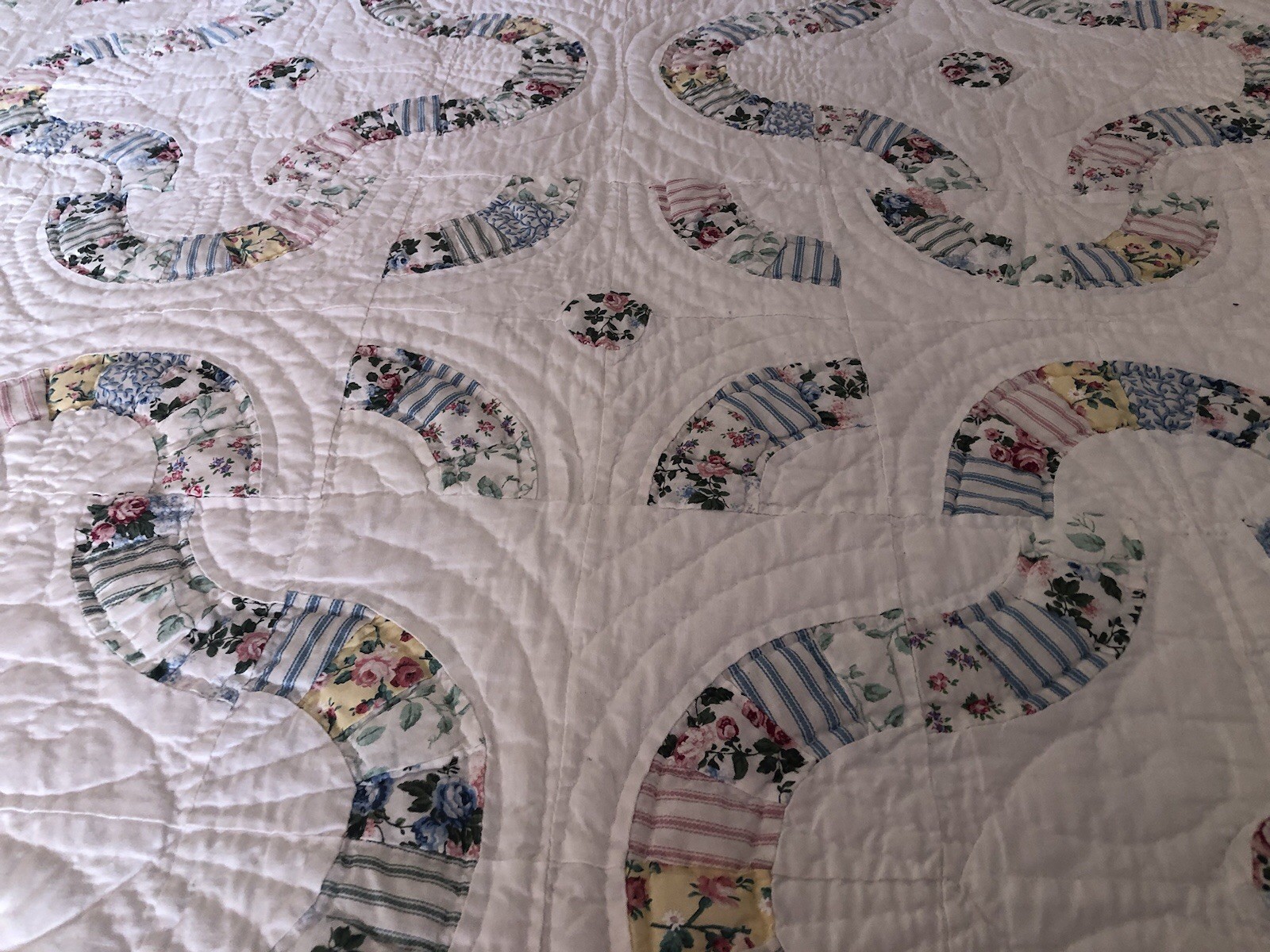 Vintage Arch Double Wedding Ring Quilt Hand Quilted Scalloped Edges w/Shams.