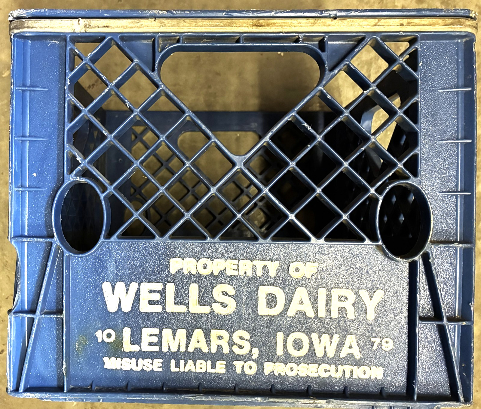 WELLS DAIRY LEMARS IOWA 10 79 Plastic Milk Crate 4 1-gallon metal band 13X13x11″
