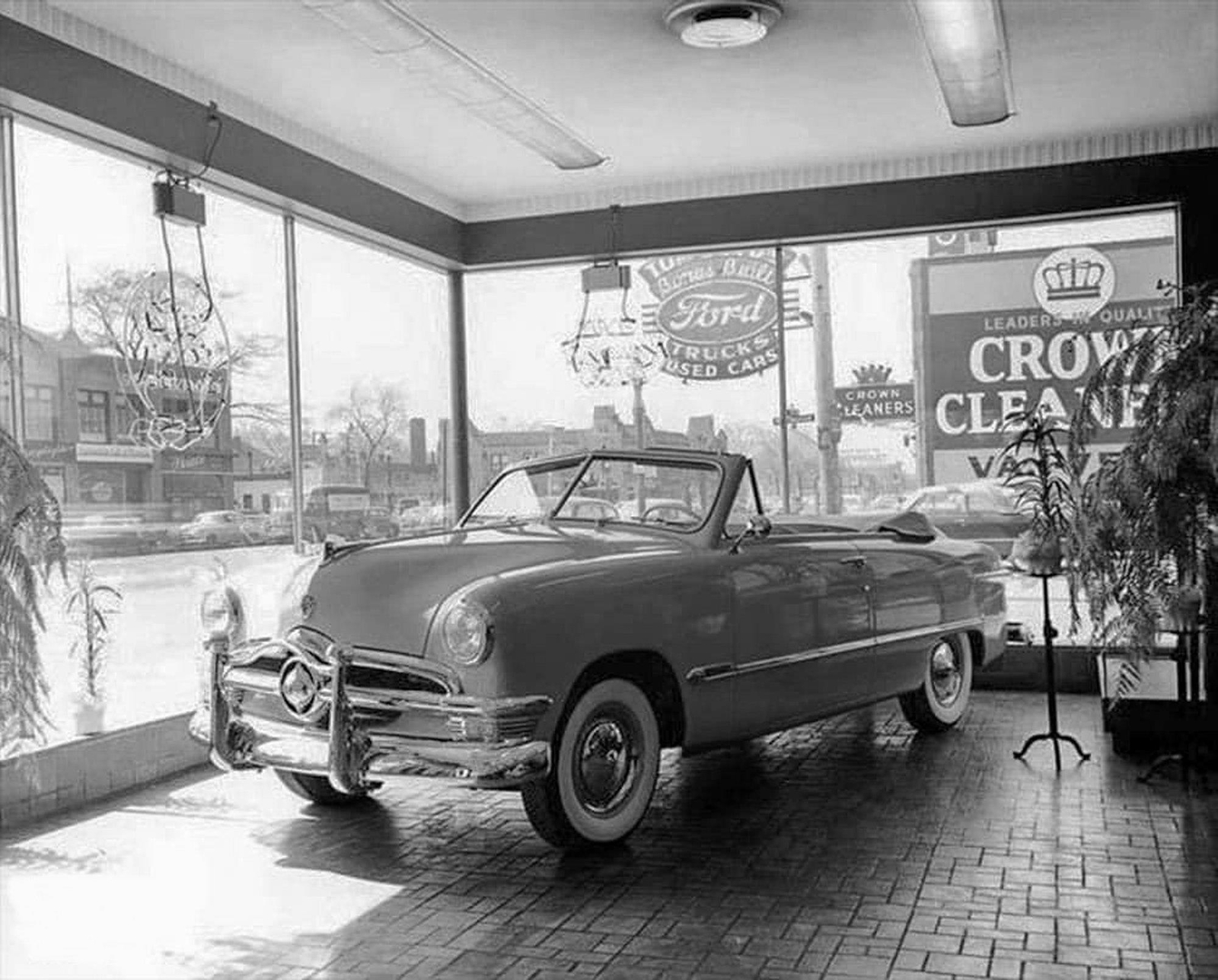 1950 FORD SHOWROOM Photo (213-F)