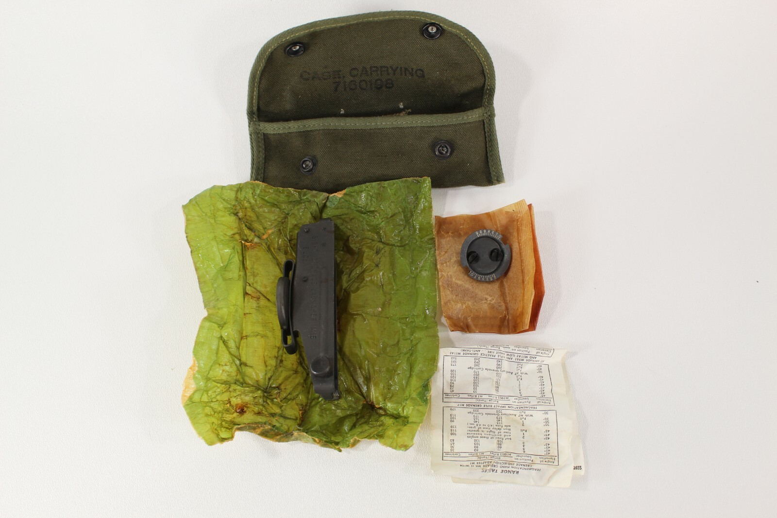 U.S. WW2 M15 GRENADE LAUNCHER SIGHT W/ CASE & MOUNTING HARDWARE NOS