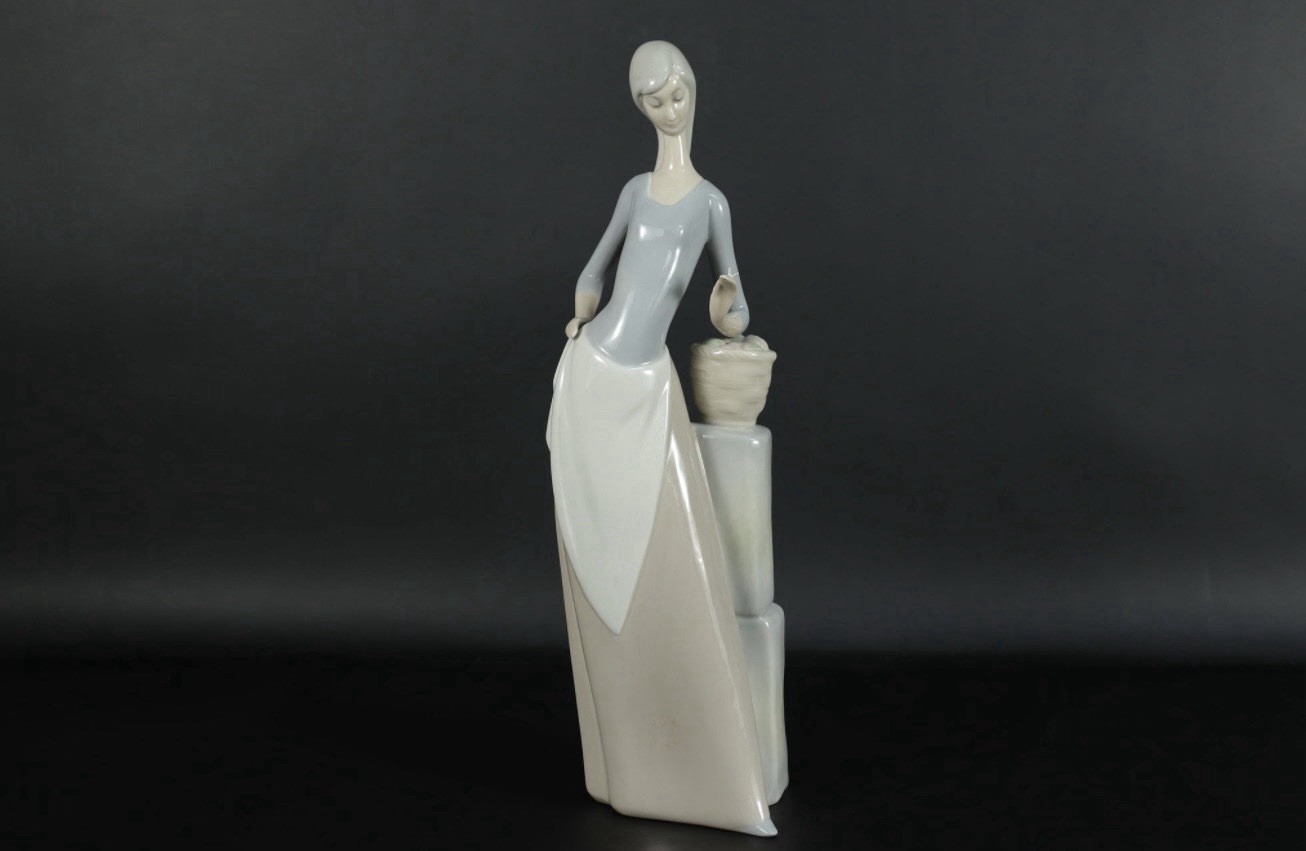 NAO by Lladro #88 Girl with Butterfly & Apples Porcelain Figurine Spain 11.5”