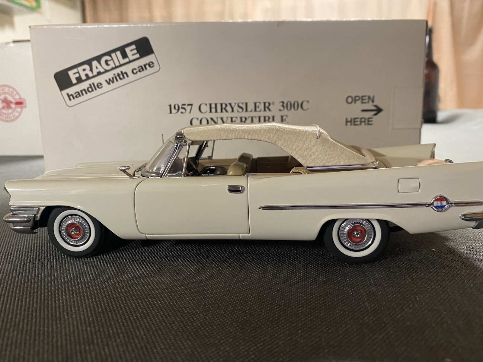 Danbury Mint 1:24 1957 Chrysler 300C Convertible Diecast Cream/White Opening
