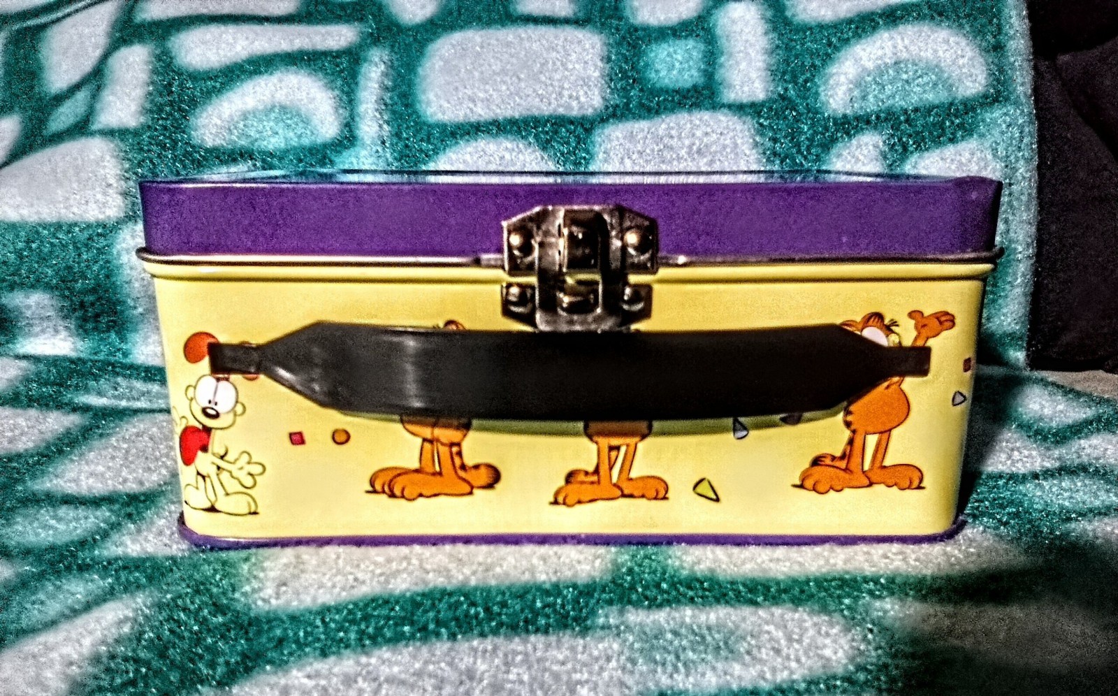GARFIELD MINI METAL LUNCH BOX 5 1/2″ W X 4″ L X 2 1/2 D ( NEW )