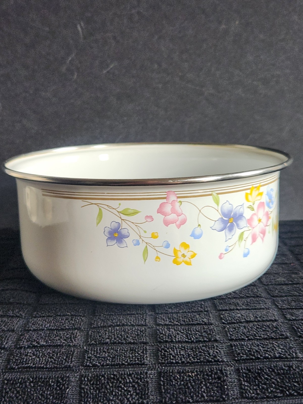 2 Enamelware Nesting Bowls with Multicolored Floral Pattern • 6¾” & 5¾” Diameter