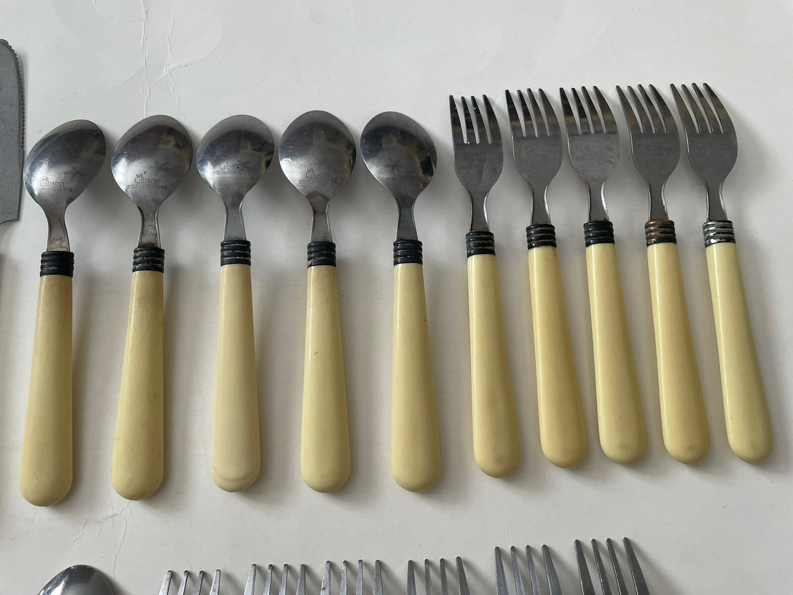 32 Gibson Pale Yellow Off White Plastic Handle Dinner Knife Spoon Fork Flatware