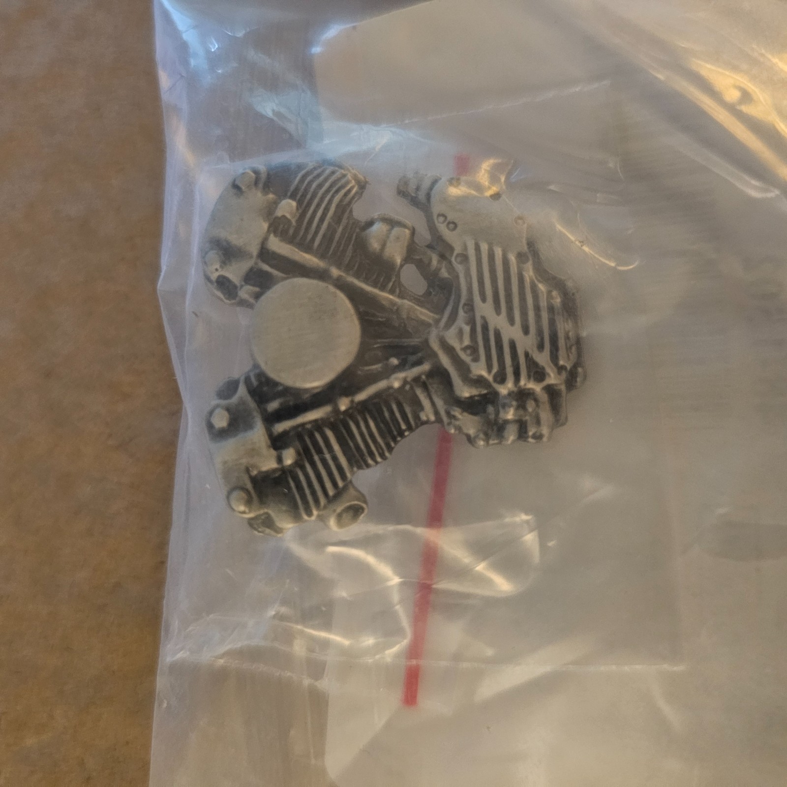 HARLEY-DAVIDSON MOTORCYCLES KNUCKLEHEAD V-TWIN LAPEL PIN BIKE CYCLE MOTOR NOS