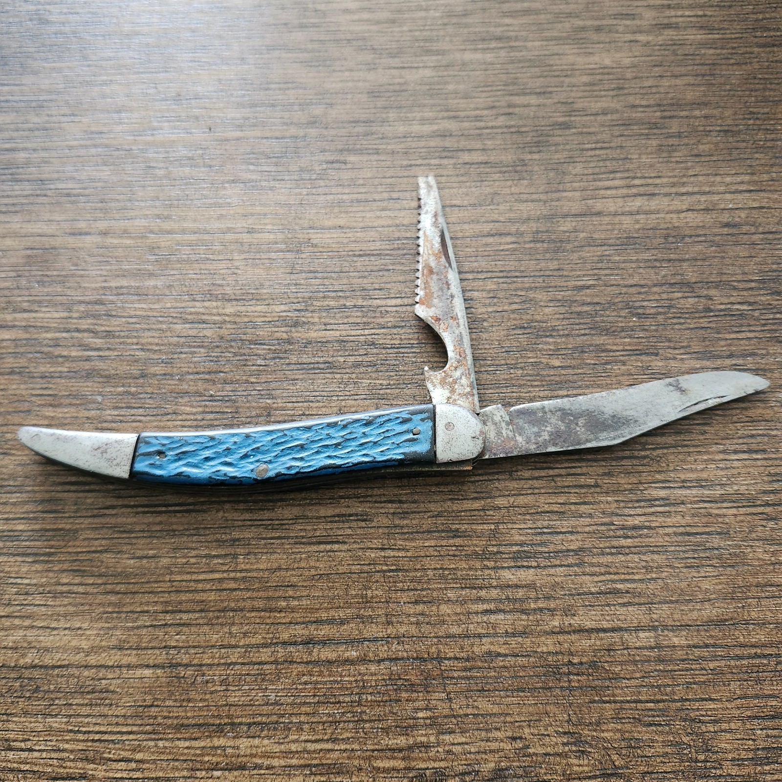 Vintage CAMCO 2 Blade Fishing Pocket Knife, with Blue Jigged Handles