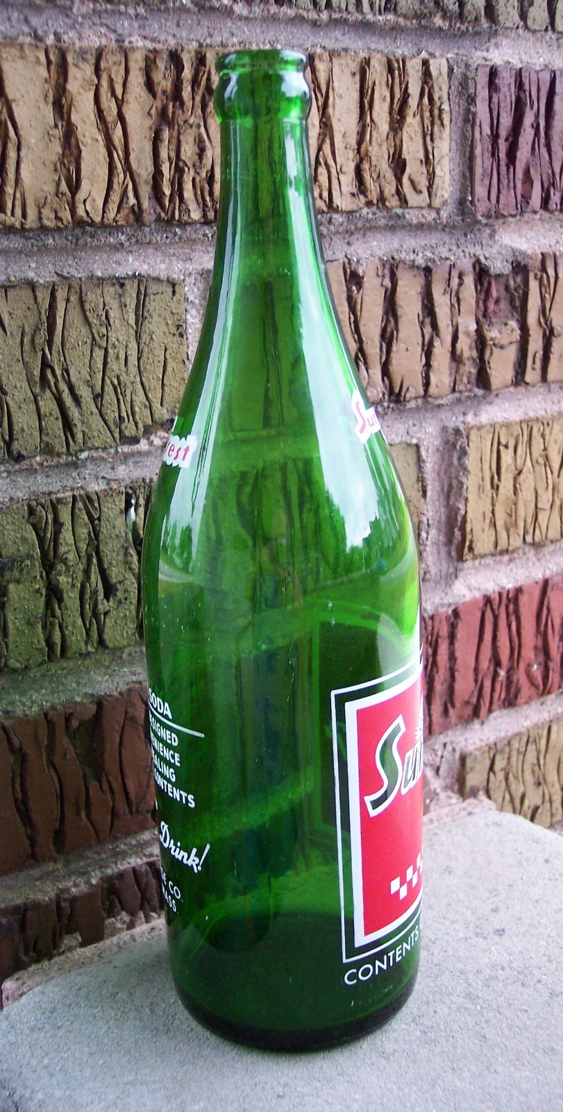 SUNCREST SODA BOTTLE 28oz 1966 FALL RIVER MASSACHUSETTS RARE GREEN POP BOTTLE