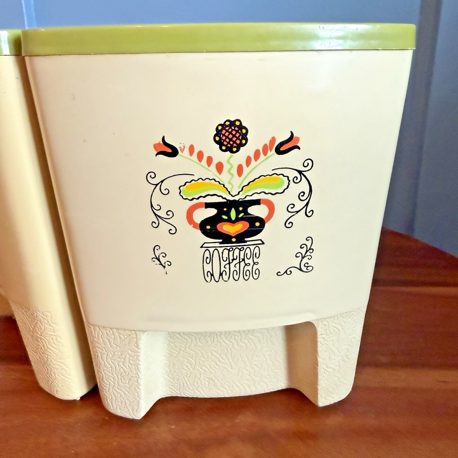 VTG Sterilite 1591 Kitchen Canister Set Tea Coffee Wedge Dutch Green 2 Pcs Folk