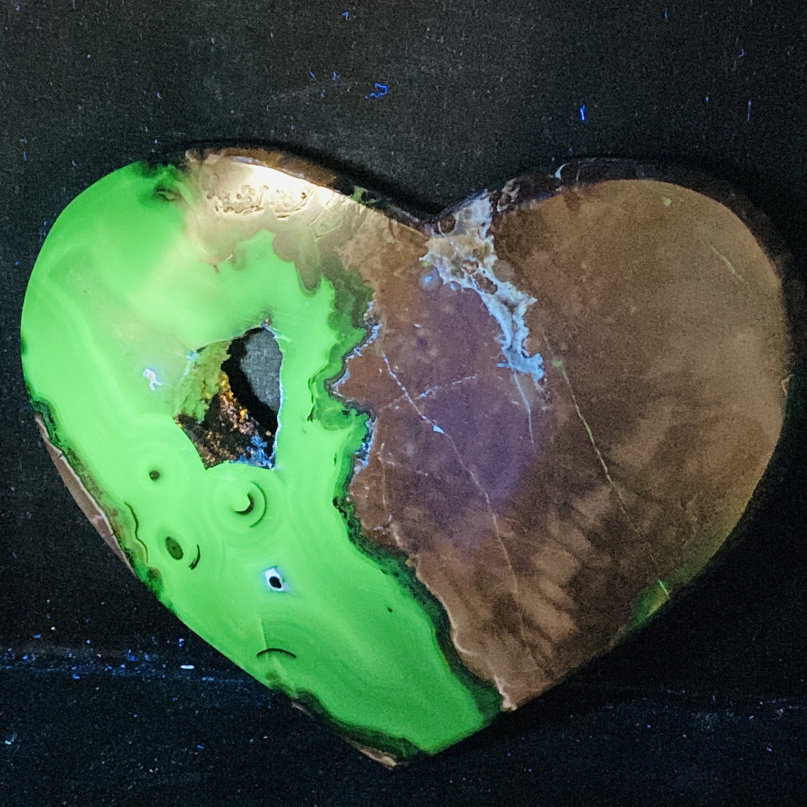 Natural Rare Volcanic Agate Crystal Heart carving 2660G (UV reactive crystal)