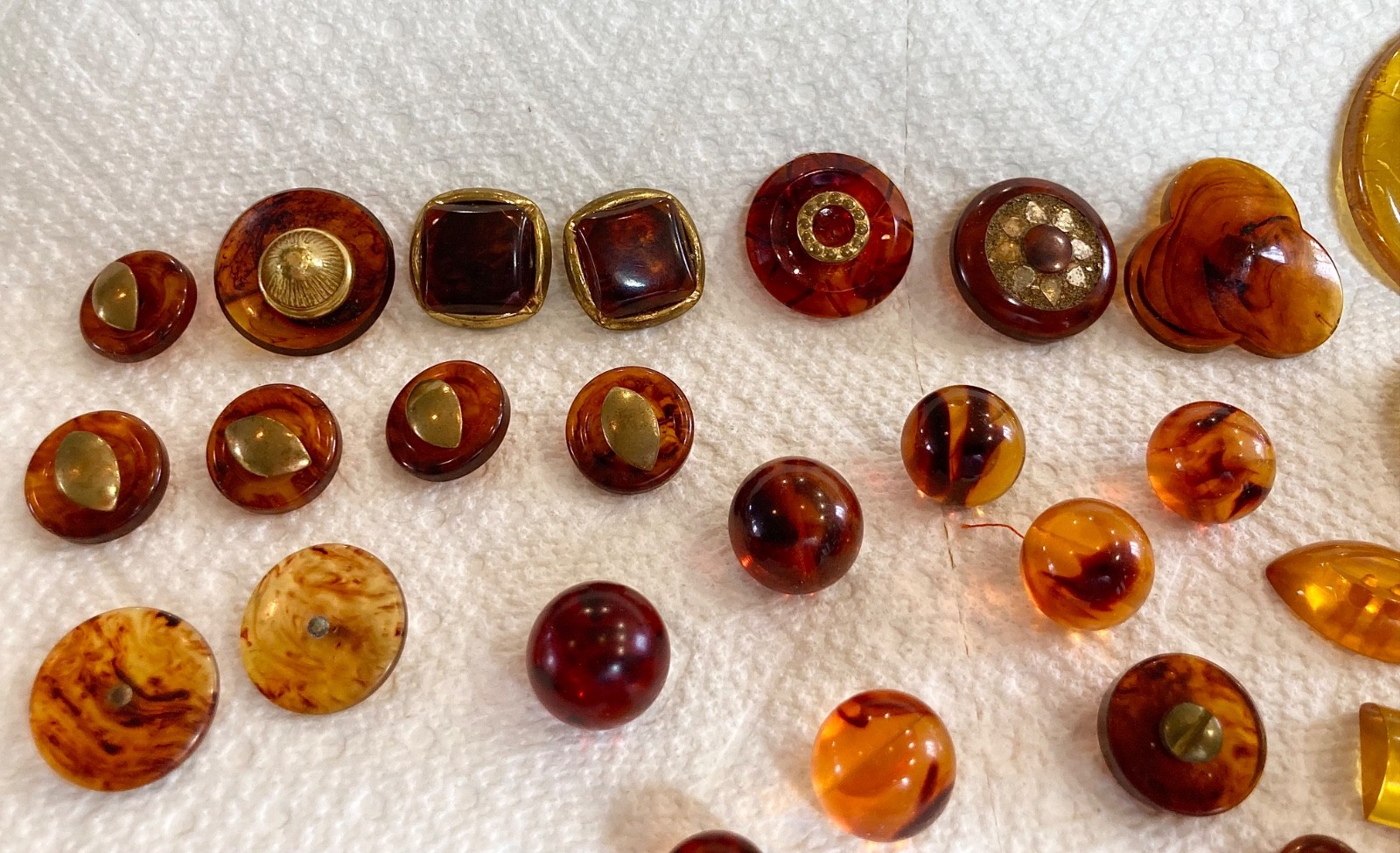 Vintage Apple Juice & Rootbeer Bakelite Buttons unusual shapes – 1 with blue