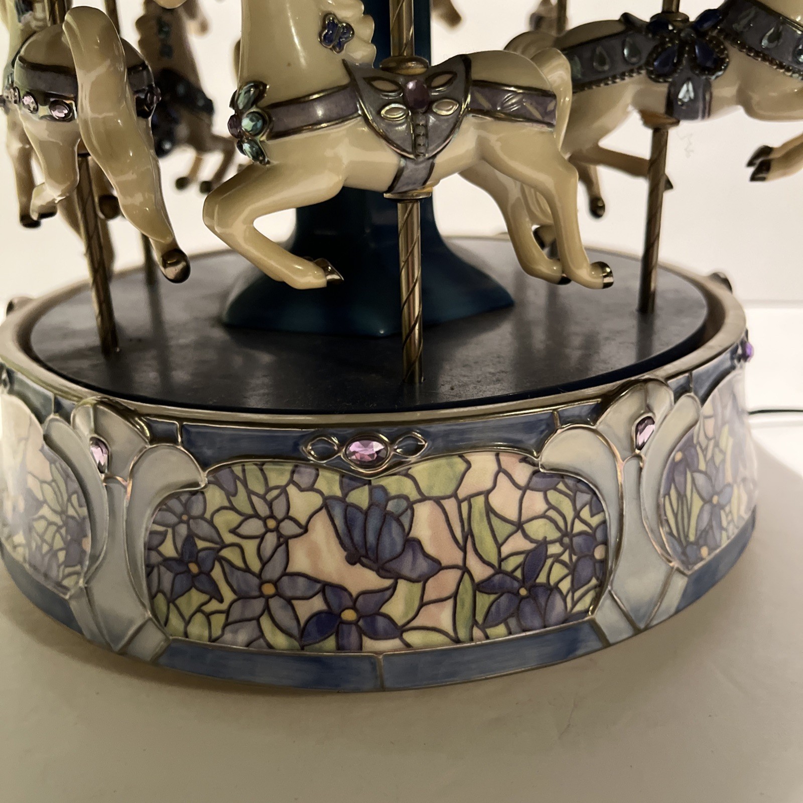 RARE DREAM DANCERS Lighted Dragon Flies/Stained Glass “Carousel Waltz” Music Box