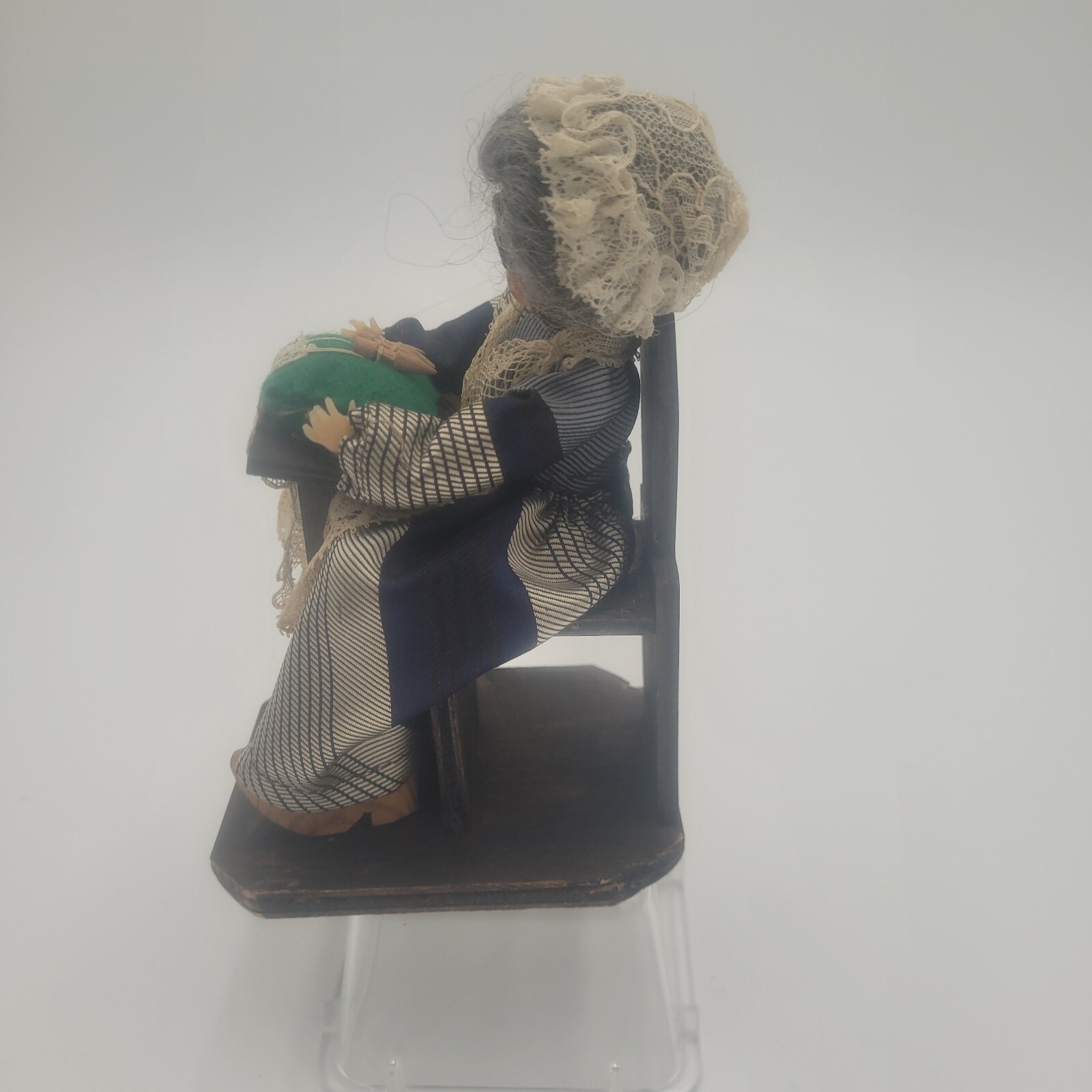 Habillage Moerel Lacemaker Belgium figure 6 “. Wood, cloth, plastic, lace