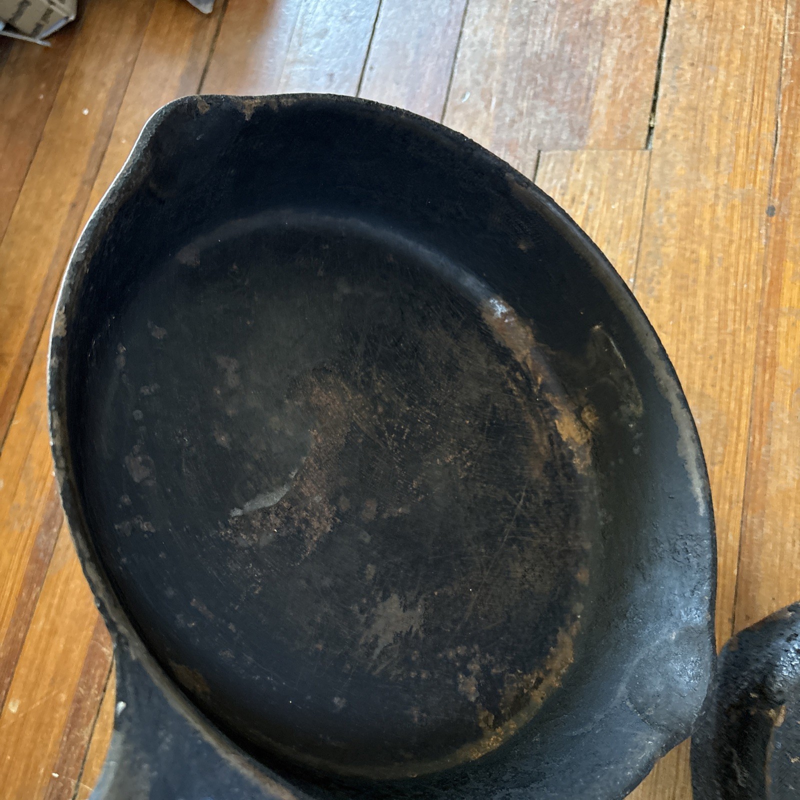 Lot of Two Vintage Cast Iron Unbranded Frying Pan/Skillets 10.5”/6.5″