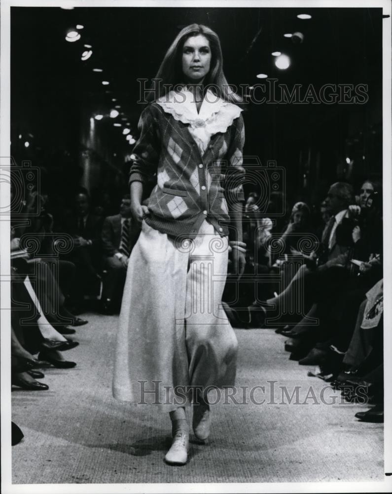 1982 Press Photo Spring Fashion 1982 – cvb08669