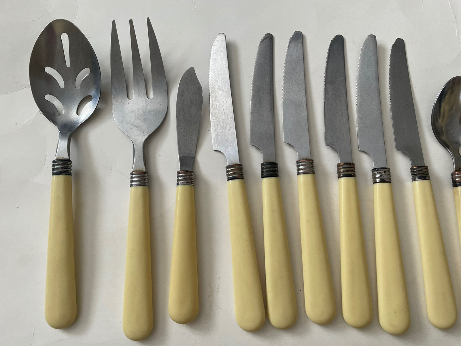 32 Gibson Pale Yellow Off White Plastic Handle Dinner Knife Spoon Fork Flatware