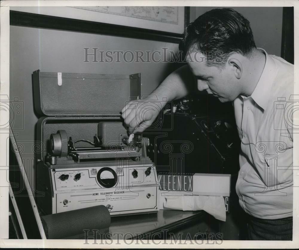 1951 Press Photo Telephone Operator Ray Peterson – ney08669