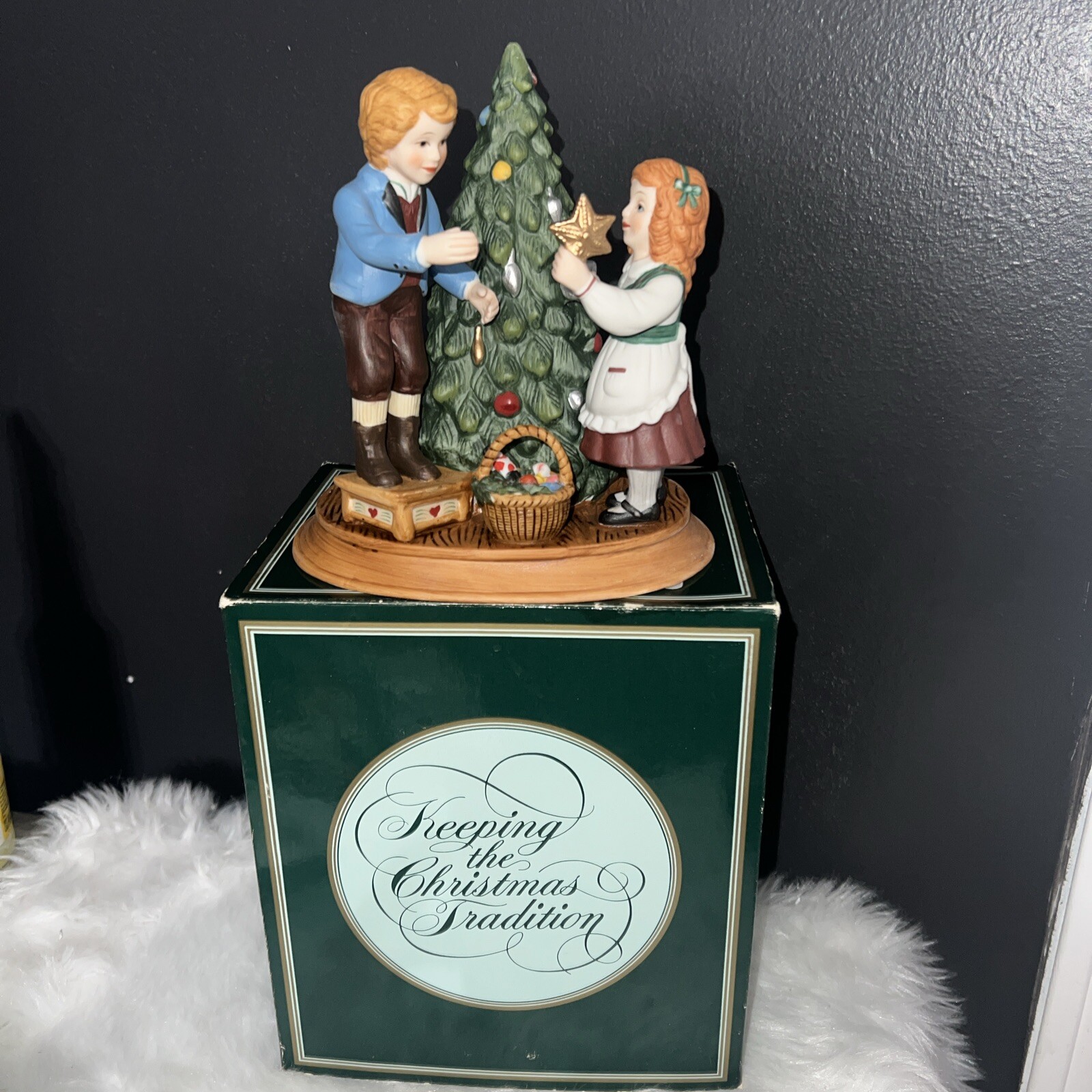 1982 Avon Xmas Memories Keeping the Christmas Tradition Porcelain Figurine VTG