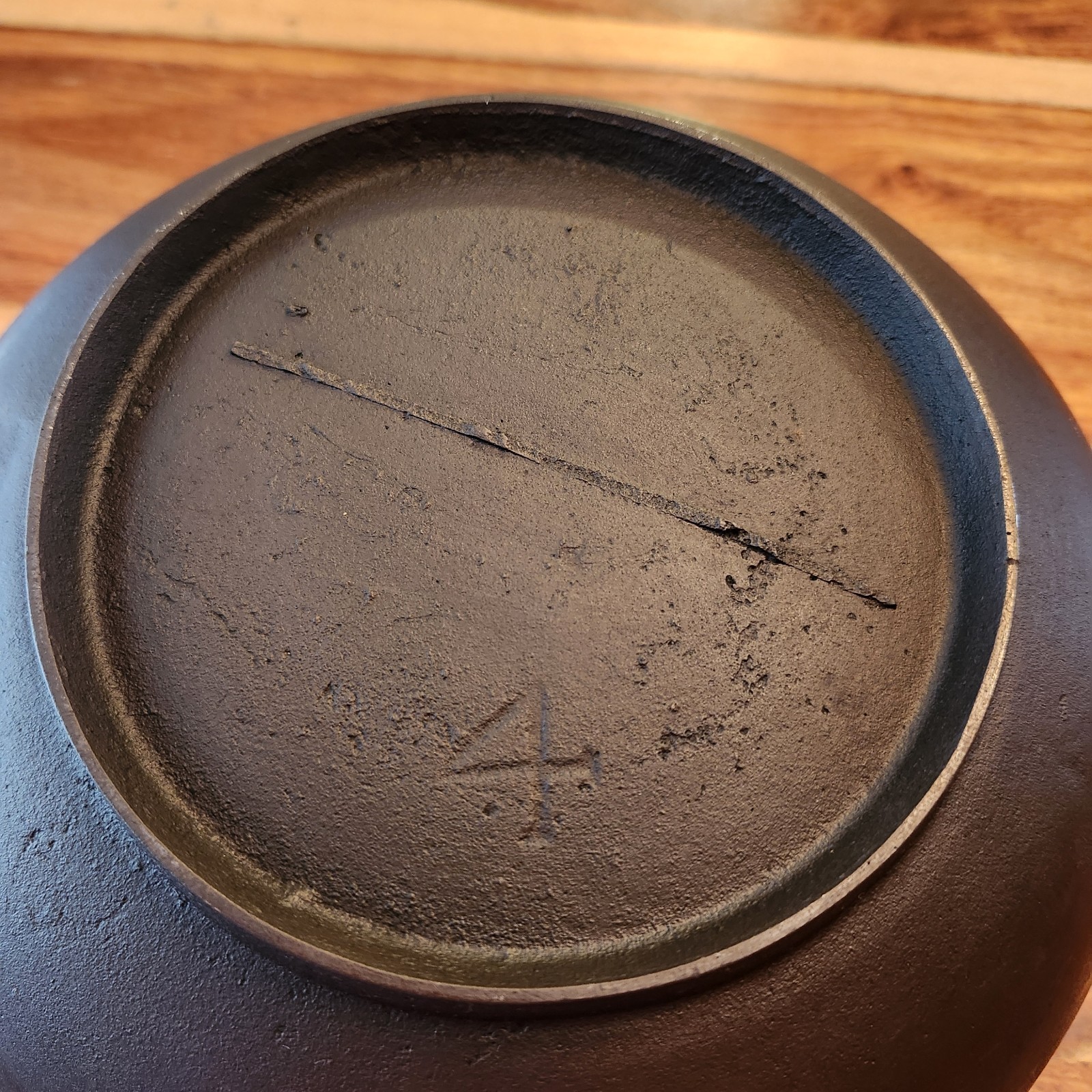Cast Iron Scotch Bowl No. 4, 10-3/4″ W x 4-5/8″ H, Gate Mark, Pre-1890s *CRACK*