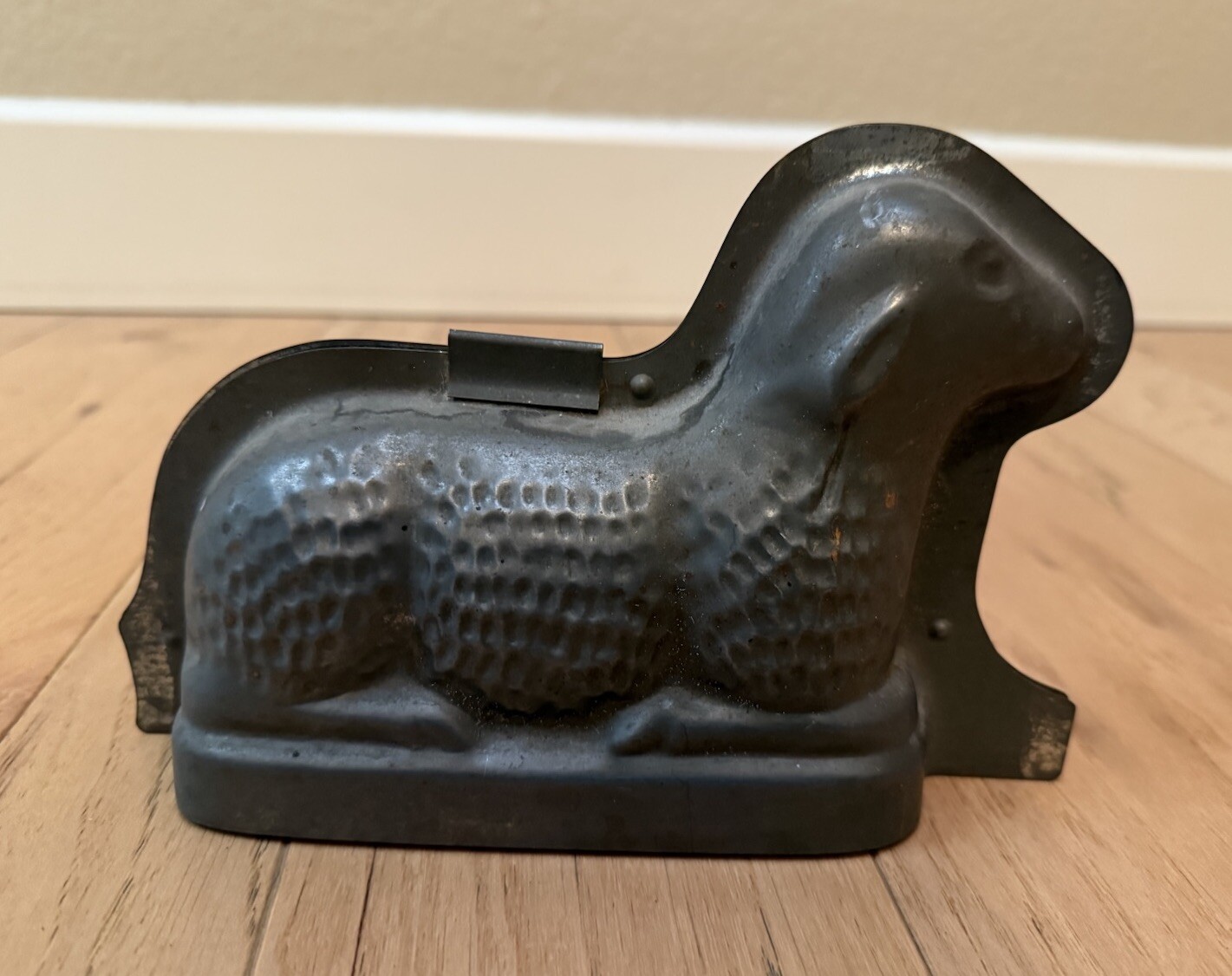 Antique Vintage Metal Tin Easter Lamb Sheep Chocolate Candy Cake Baking Mold 9”