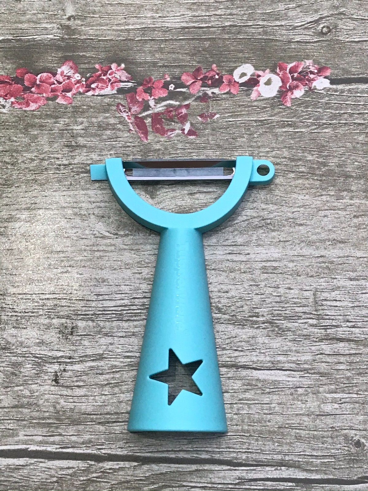 Tupperware – Vegetable Peeler – Aqua -very easy, useful and stylish