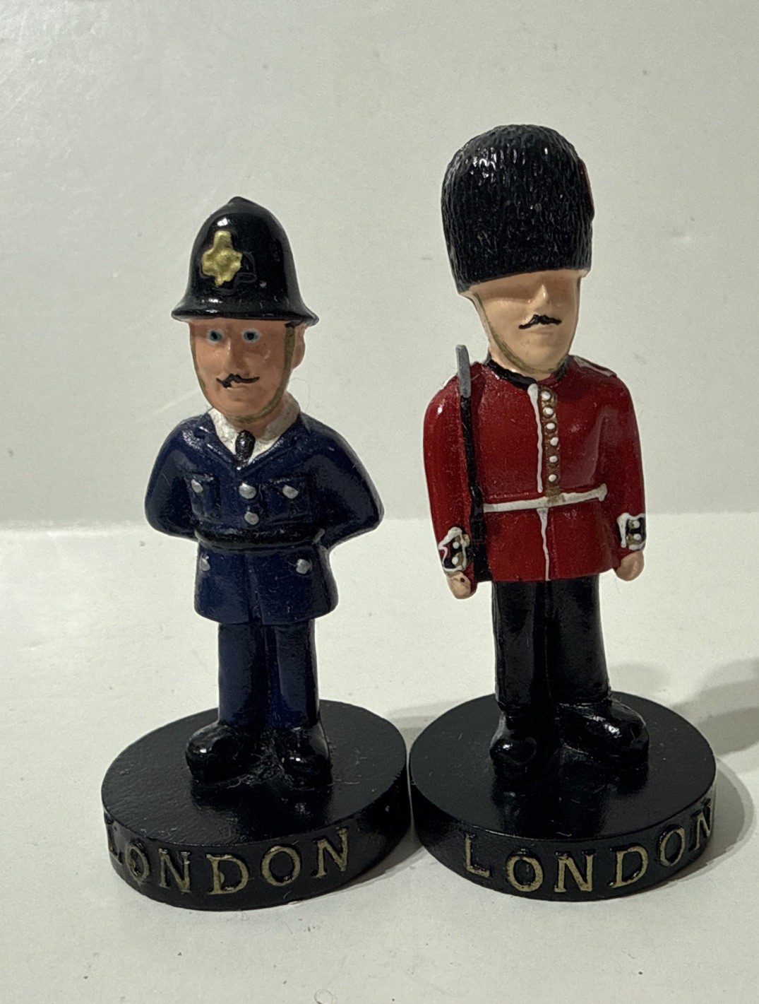 Lambert London Souvenirs Policeman Royal Guard Painted Poly Resin Figures 2pcs
