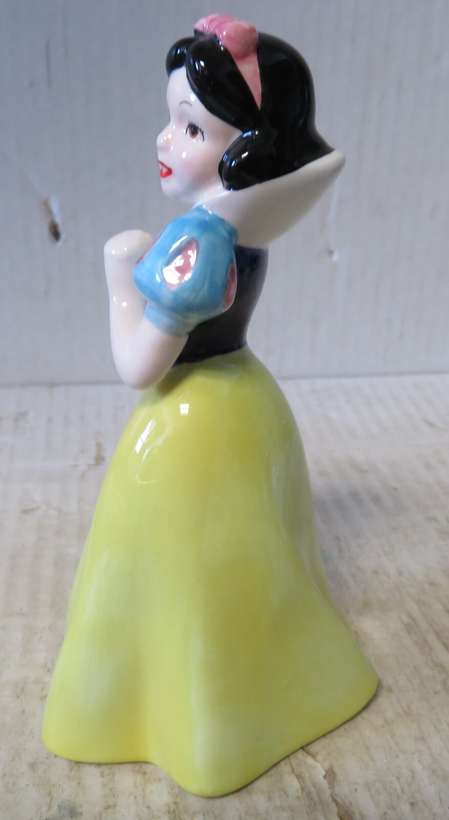 WALT DISNEY PRODUCTIONS SNOW WHITE JAPAN CERAMIC FIGURINE 5-1/2″ tall