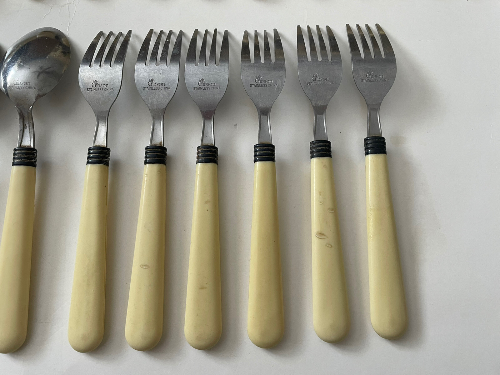 32 Gibson Pale Yellow Off White Plastic Handle Dinner Knife Spoon Fork Flatware