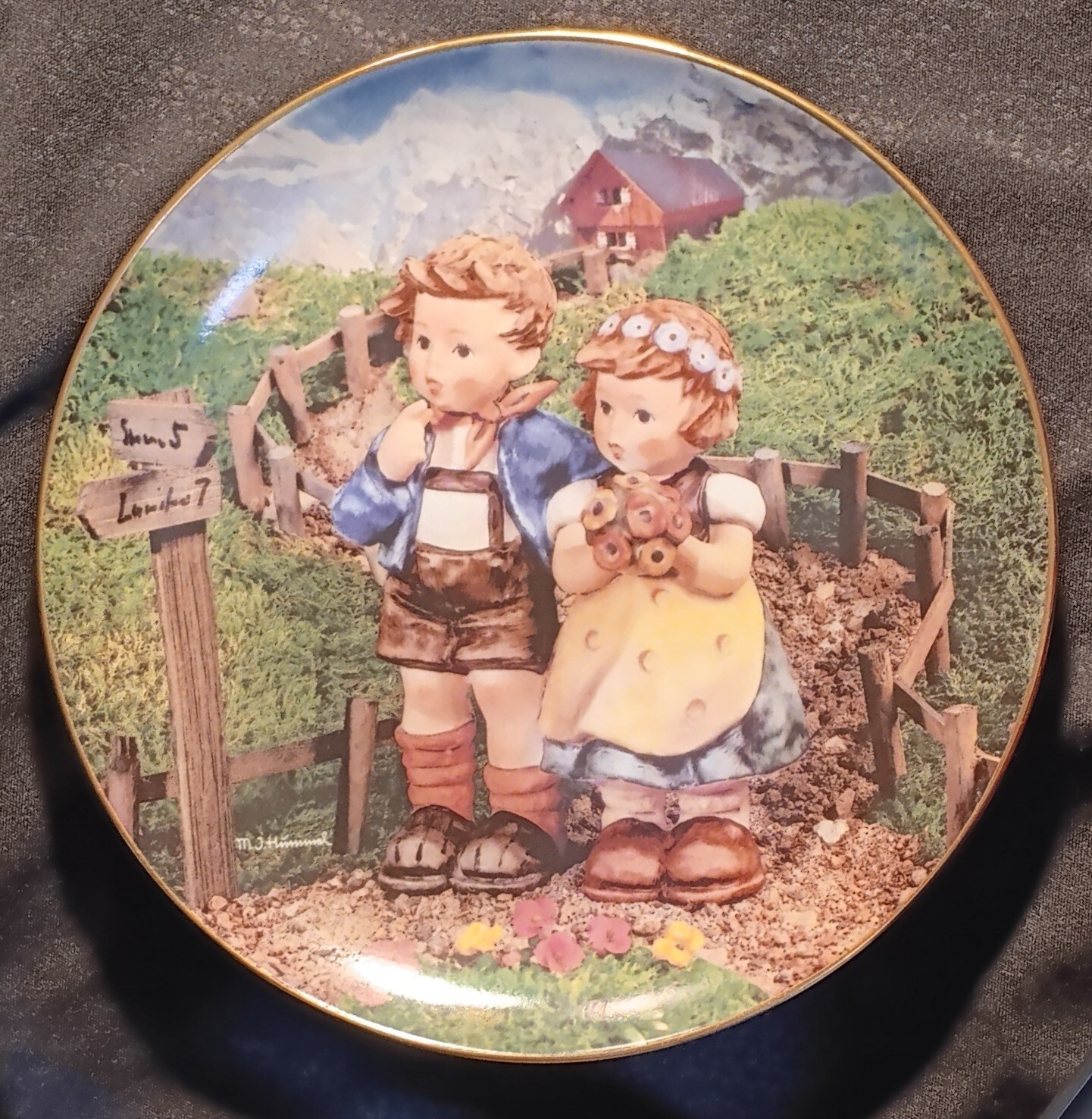 COUNTRY CROSSROADS Plate M. J. Hummel LITTLE COMPANIONS Children Danbury Mint