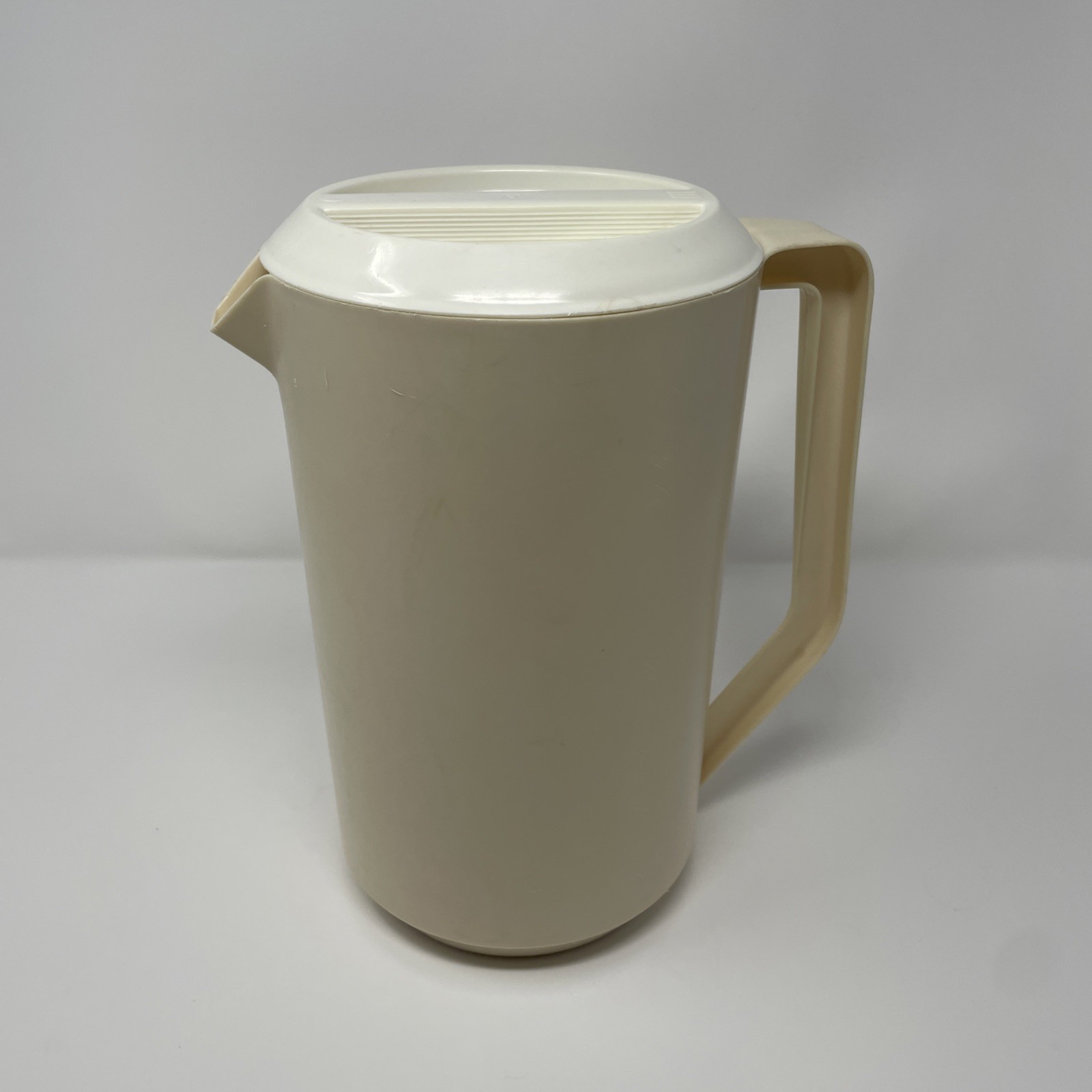Vintage Rubbermaid Pitcher ONE GALLON Tan/Beige with Lid #2718.