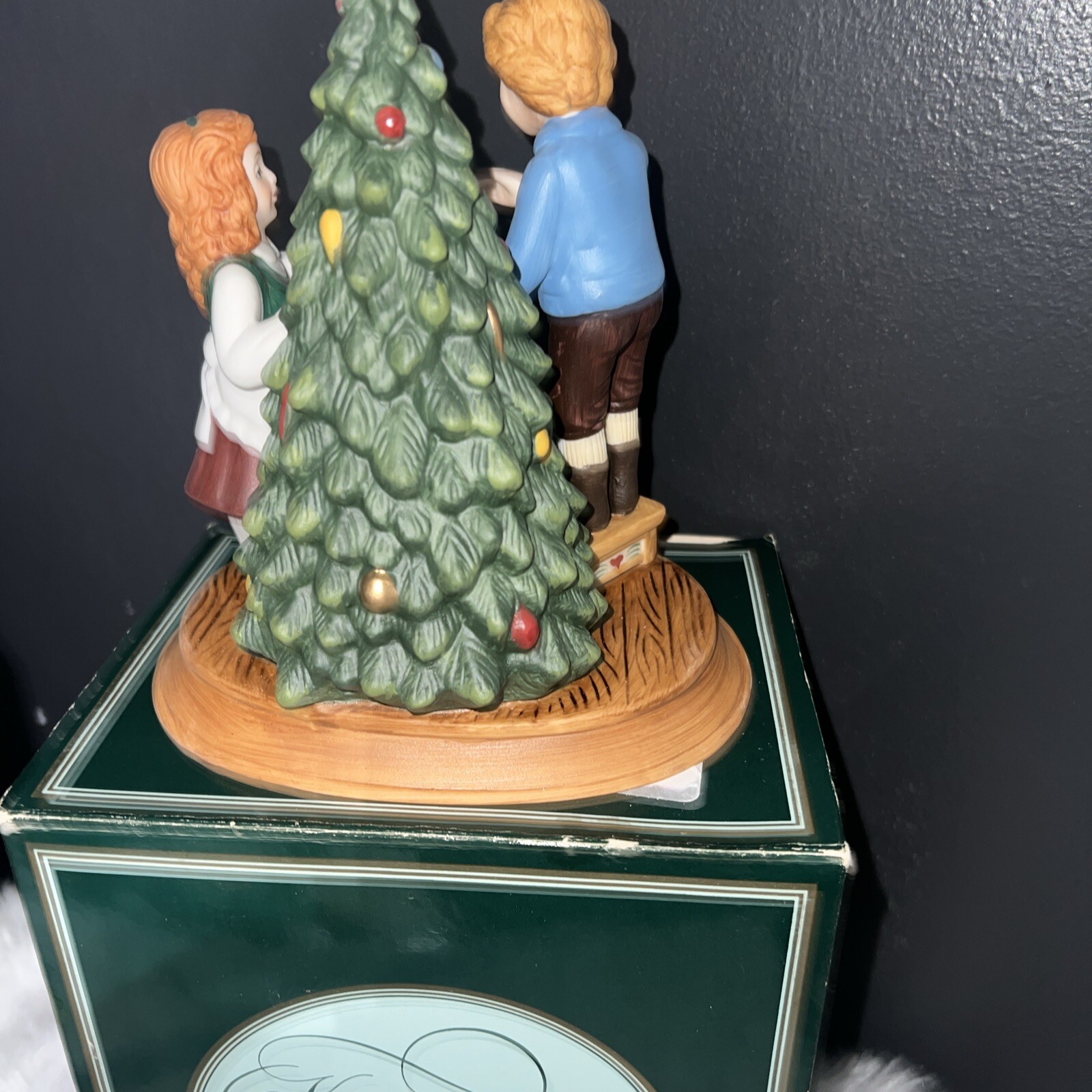1982 Avon Xmas Memories Keeping the Christmas Tradition Porcelain Figurine VTG