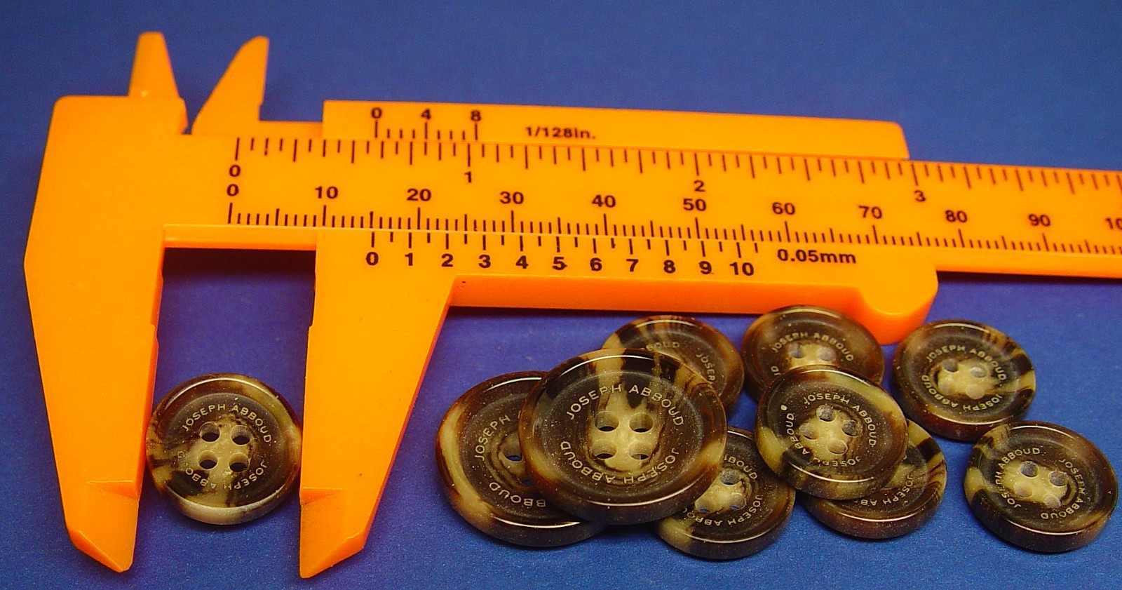 JOSEPH ABBOUD REPLACEMENT BUTTONS 10 BROWN HORN EFFECT BUTTONS USED GOOD COND