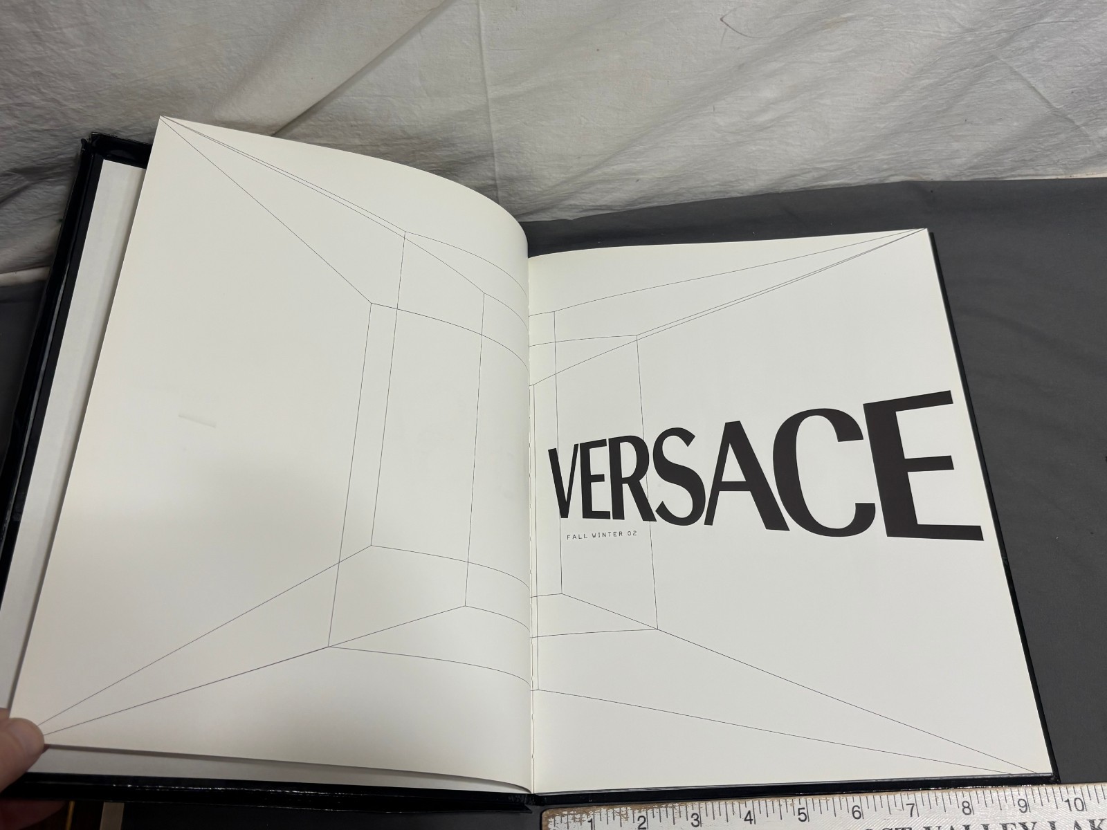 VERSACE Fall Winter 2002 Men Women CATALOG Steven Meisel Linda Evangelista Amber