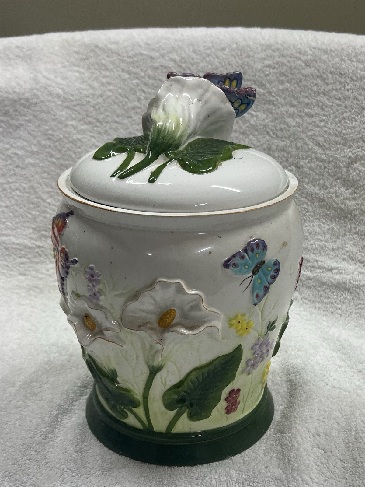 vtg Ceramic Canister Jar 11’ Featuring a design of Calla Lilies Gold accents #O