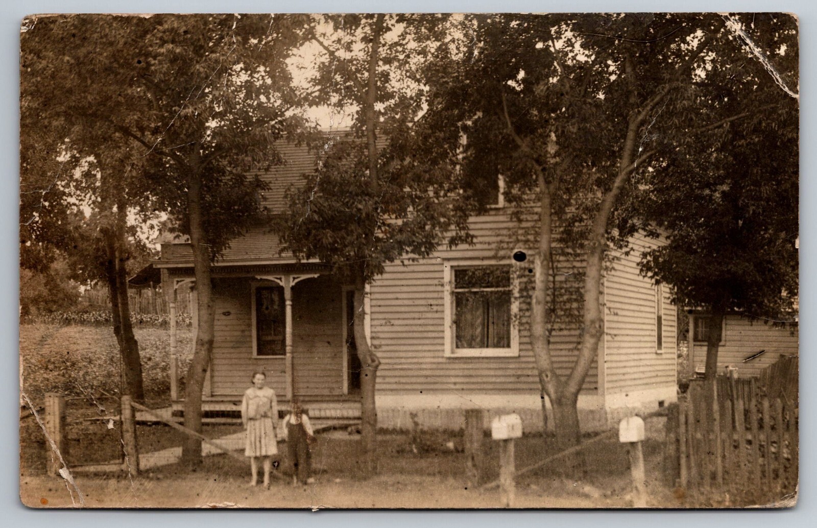 Anonymous People. Mother and Child. Real Photo Postcard. RPPC 1904 – 1918