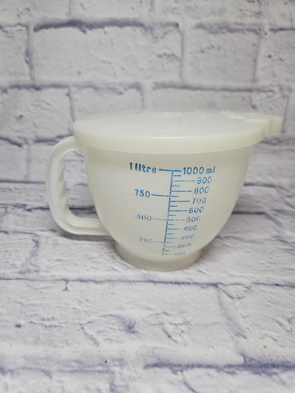 Tupperware Batter/Measuring 4-Cup Bowl #1288 White w/ Matching Lid #1289 Vintage