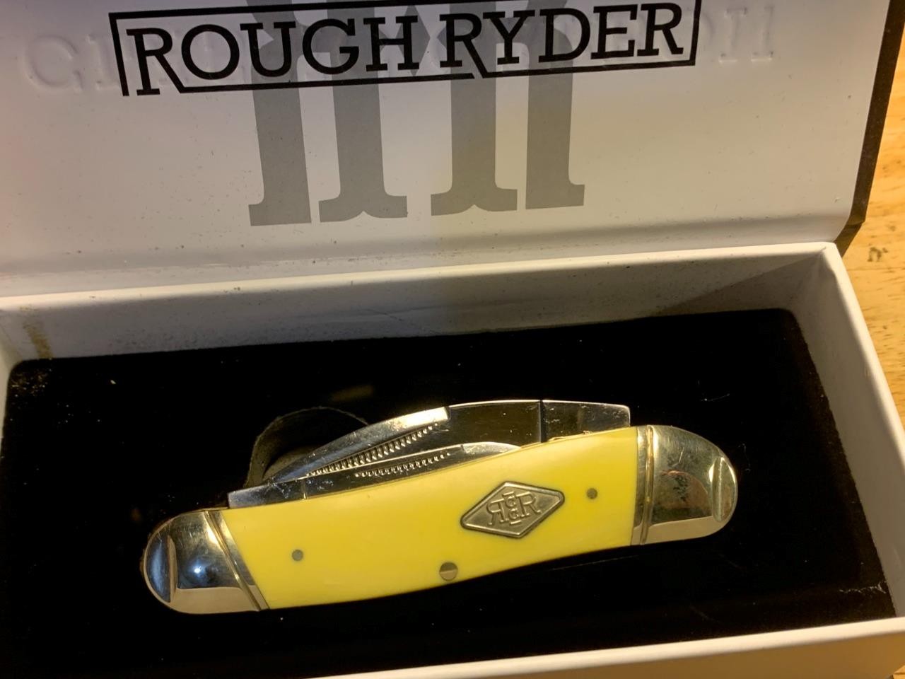Rough Ryder Classic Carbon Yellow Swayback 3 3/4″ Pocket Knife RR1741