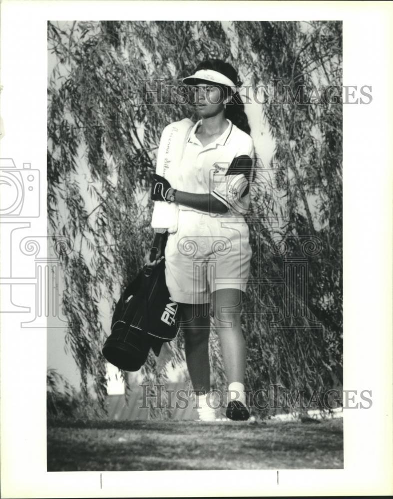 1991 Press Photo Nikia Davis Plays Golf at Eastover Country Club, New Orleans