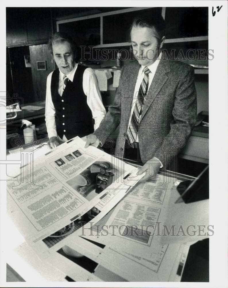1981 Press Photo John Simmons and Jerry Sellinger check copy at Chroma-Graphics