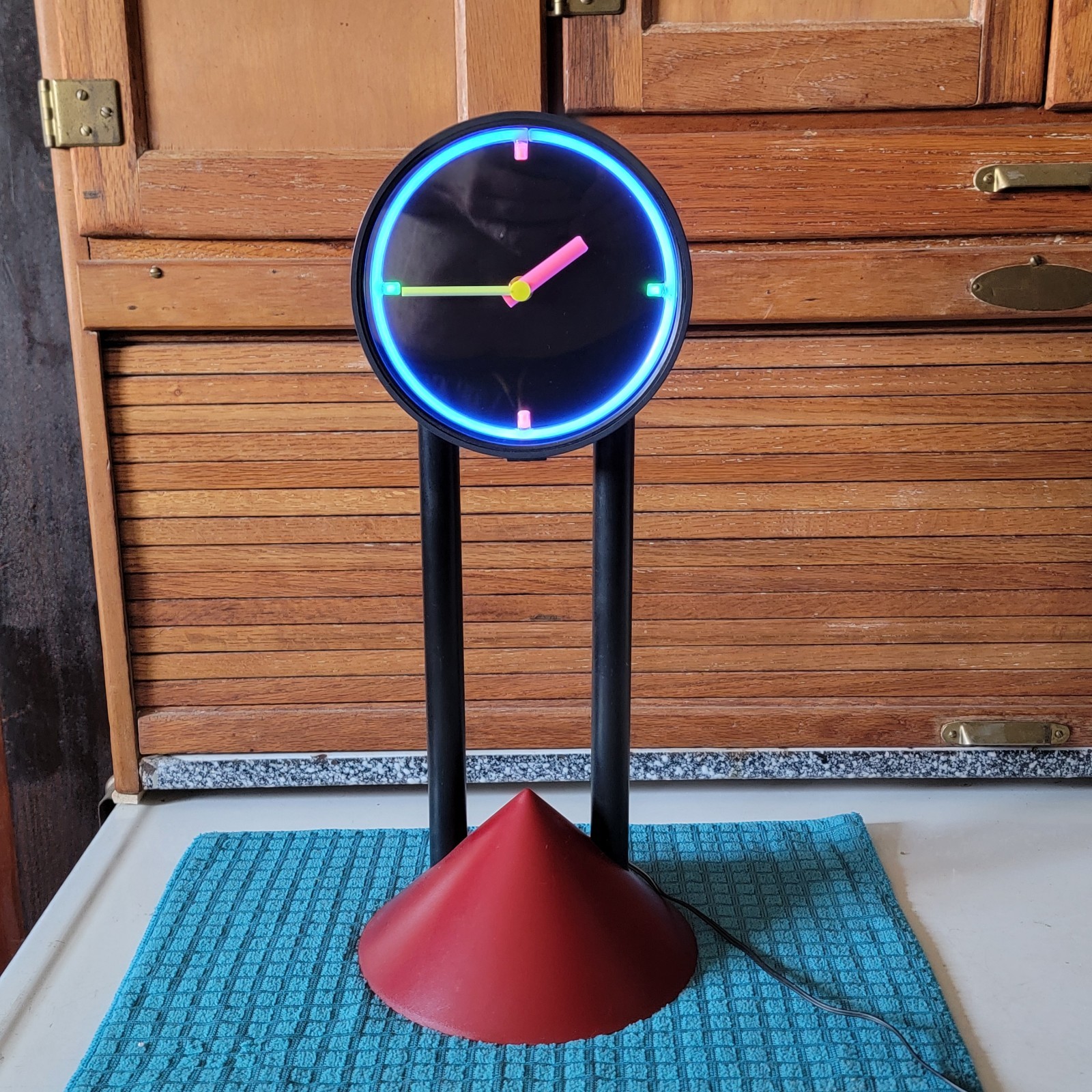 80S POSTMODERN Neon Geometric MEMPHIS STYLE Table/Mantle CLOCK 17.5” .