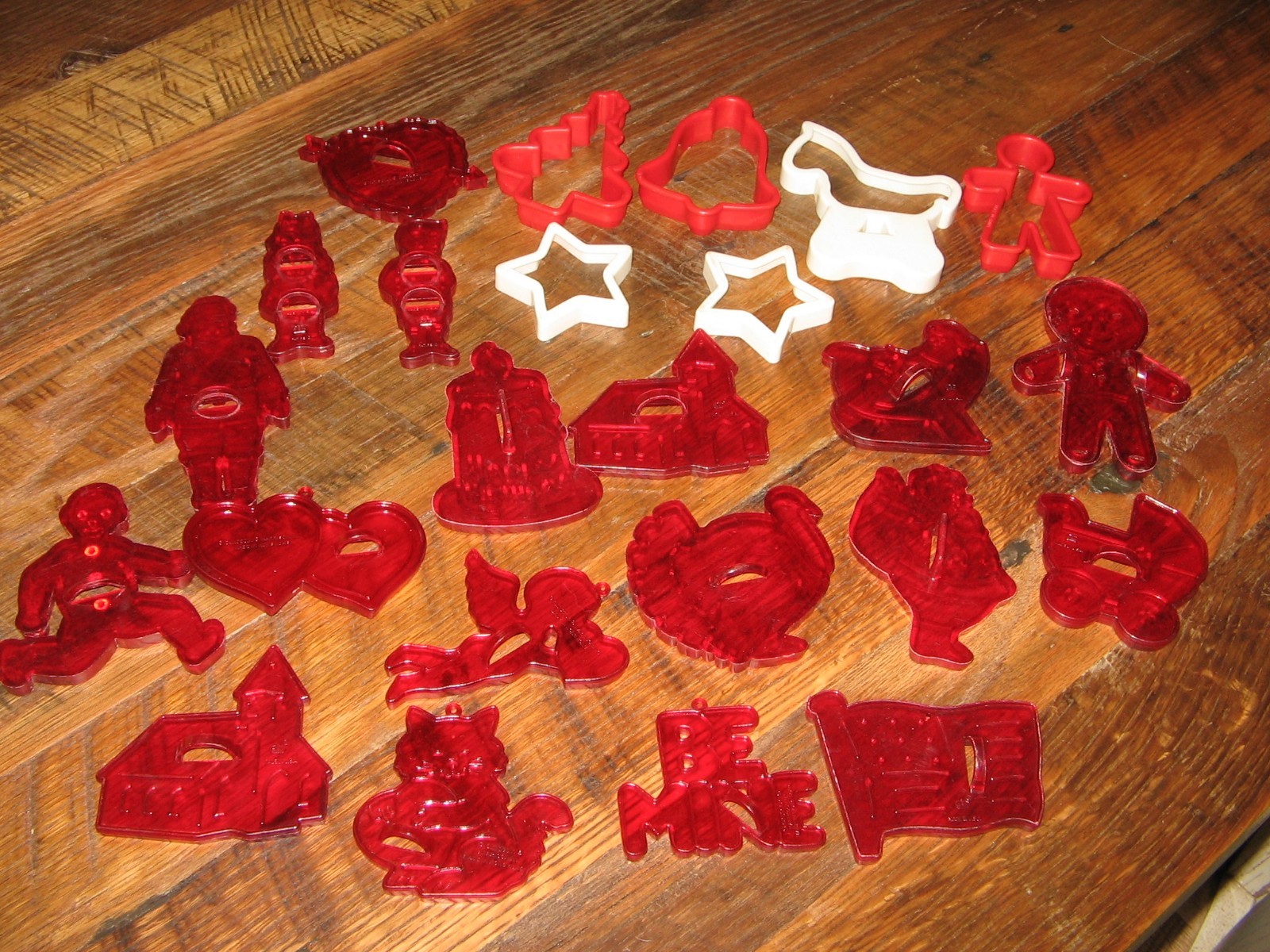 LOT OF 24 ALL SEASON VINTAGE PLASTIC COOKIE CUTTERS